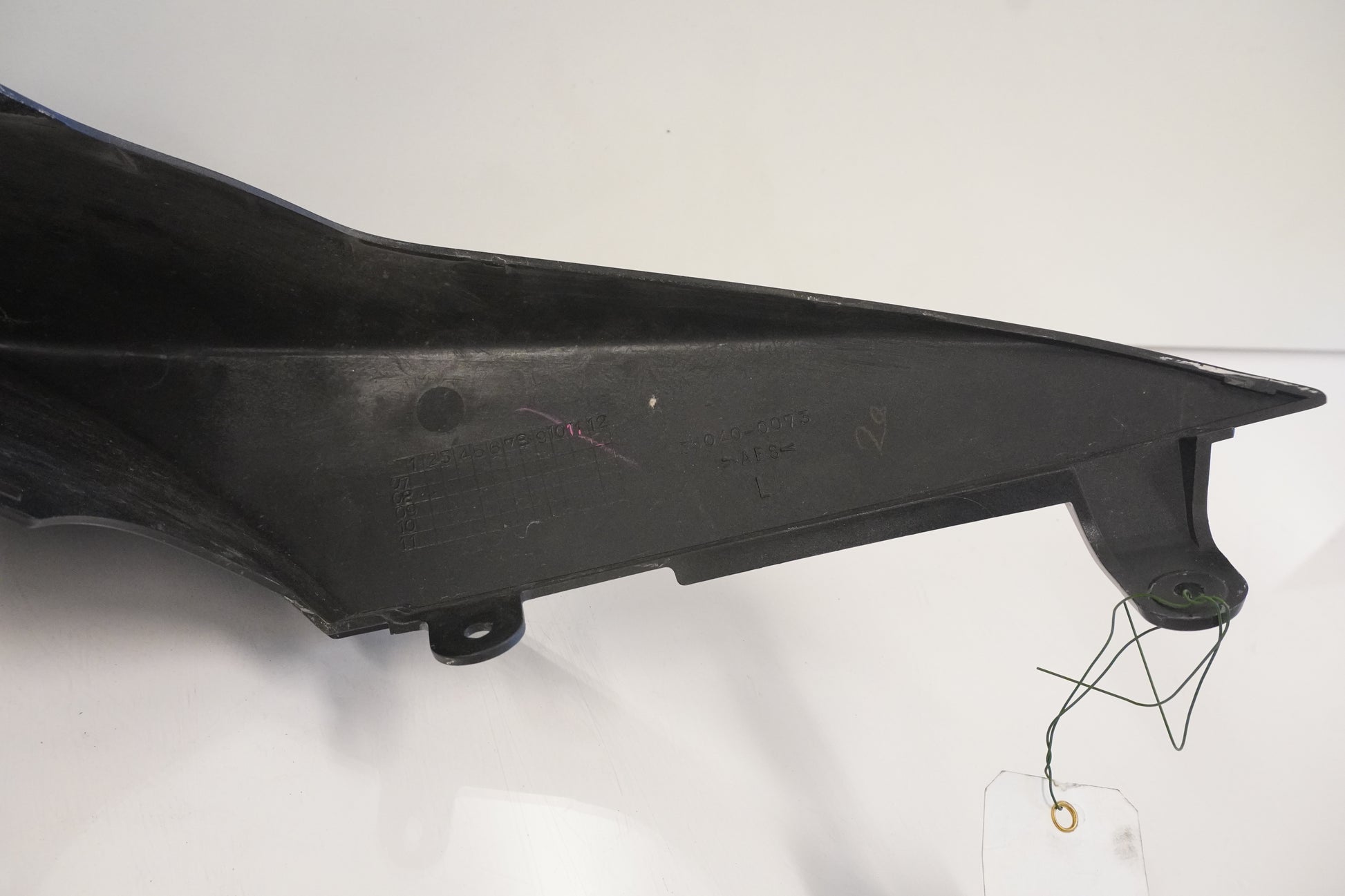 Vänster sida på Bakvinge från en Kawasaki ZX-10R -2008 motorcykel.