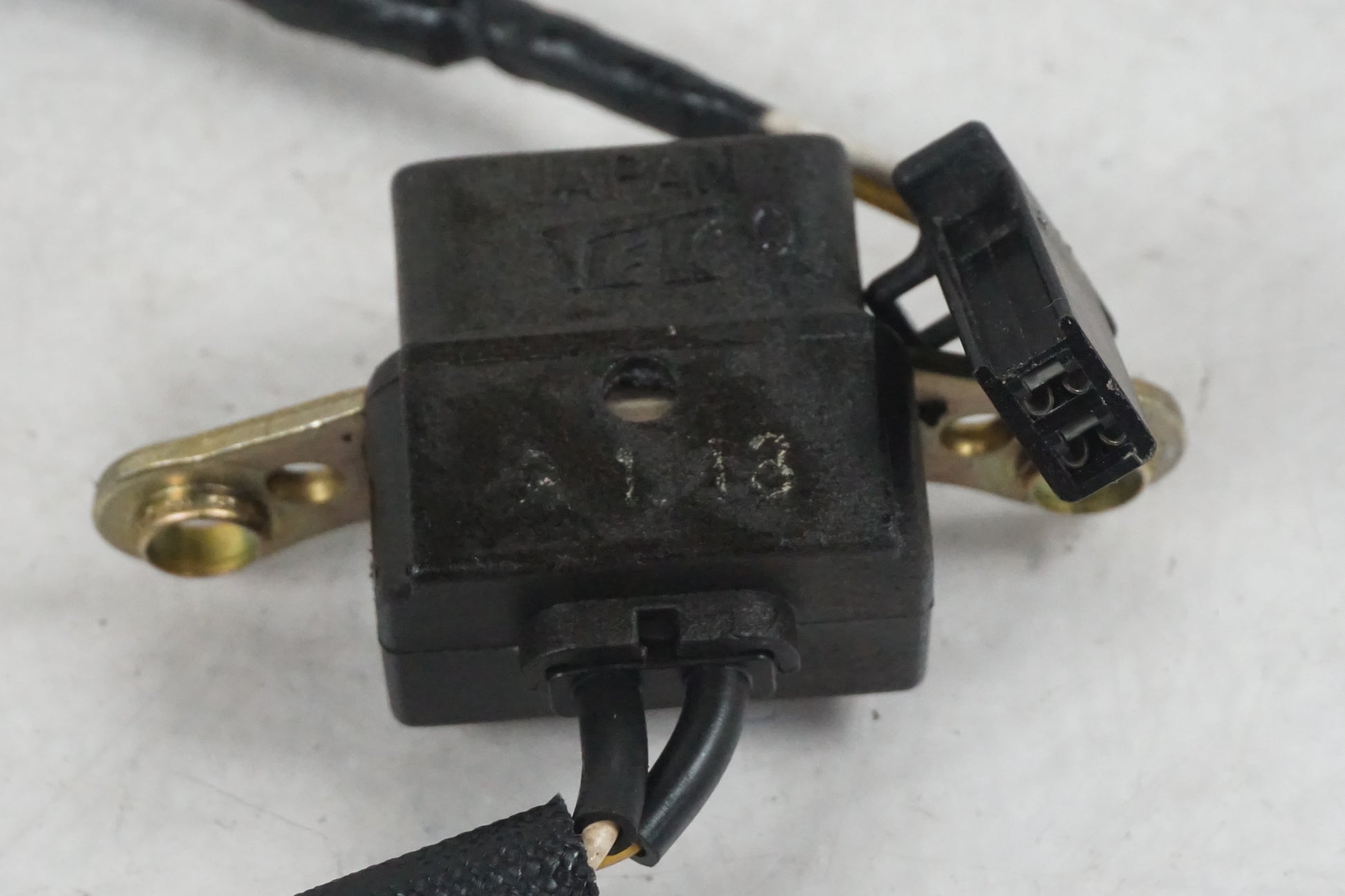 Baksidan på Tändpickup från en Honda CBR 900 RR -1999 motorcykel.