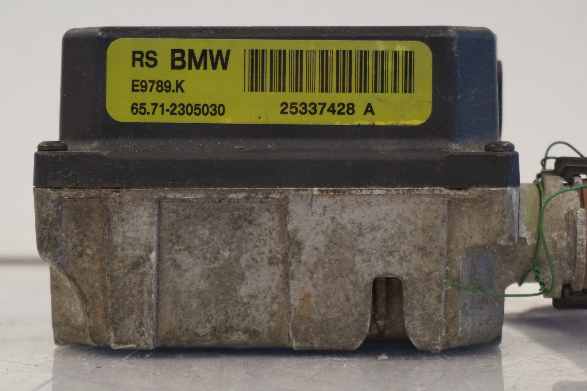 Snett uppifrån på Farthållarservo från en BMW K 1200 RS -2002 motorcykel.