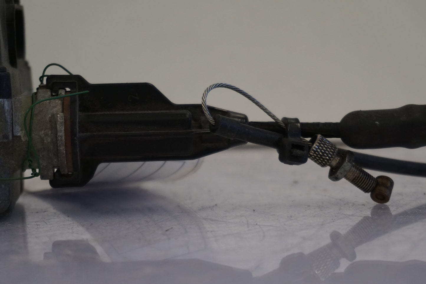 Snett nerifrån på Farthållarservo från en BMW K 1200 RS -2002 motorcykel.