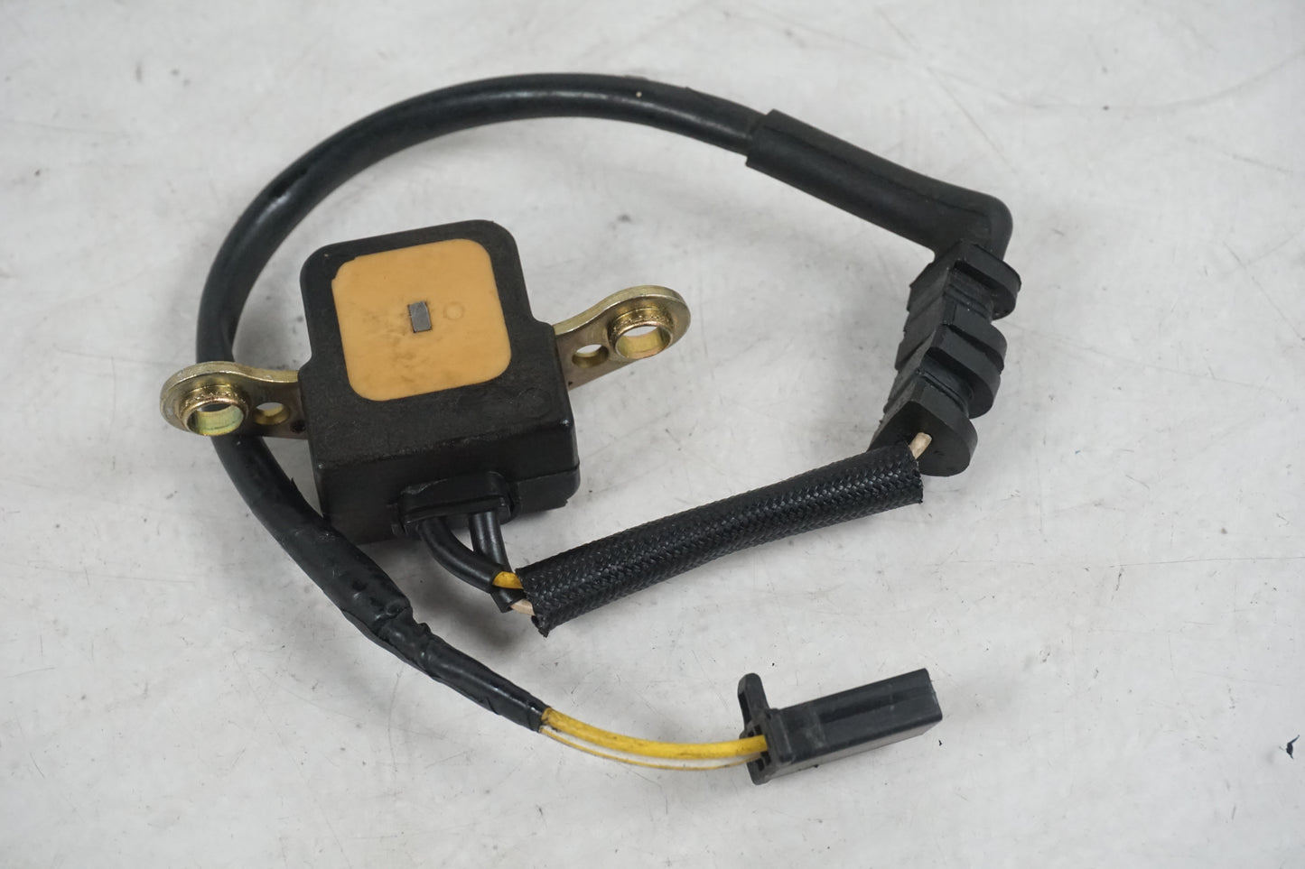 Vänster sida på Tändpickup från en Honda CBR 900 RR -1999 motorcykel.