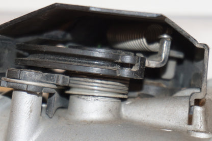 Vänster sida på Spjällhus från en BMW R 1200 GS -2005 motorcykel.