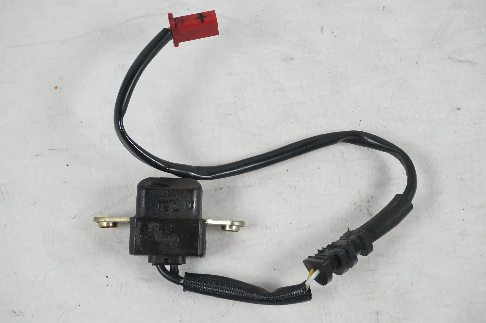 Framsidan på Tändpickup från en Honda CBR 900 RR -2000 motorcykel.