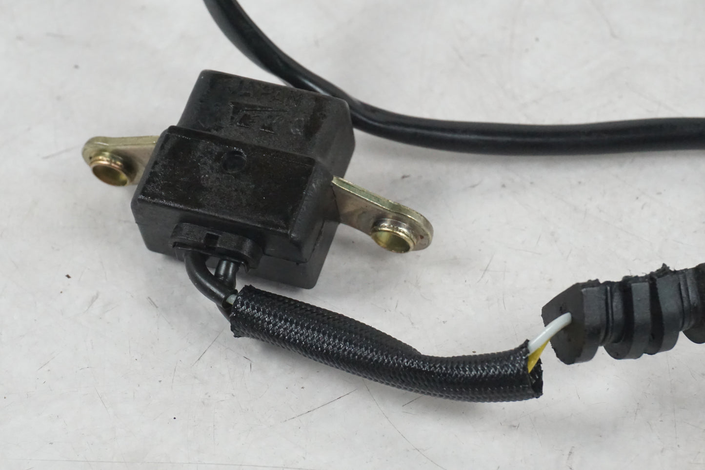 Baksidan på Tändpickup från en Honda CBR 900 RR -2000 motorcykel.