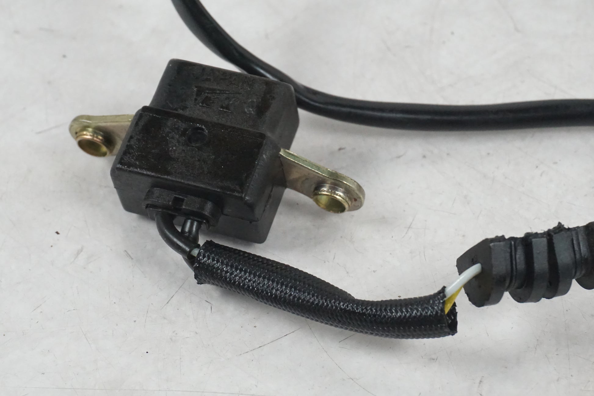 Baksidan på Tändpickup från en Honda CBR 900 RR -2000 motorcykel.