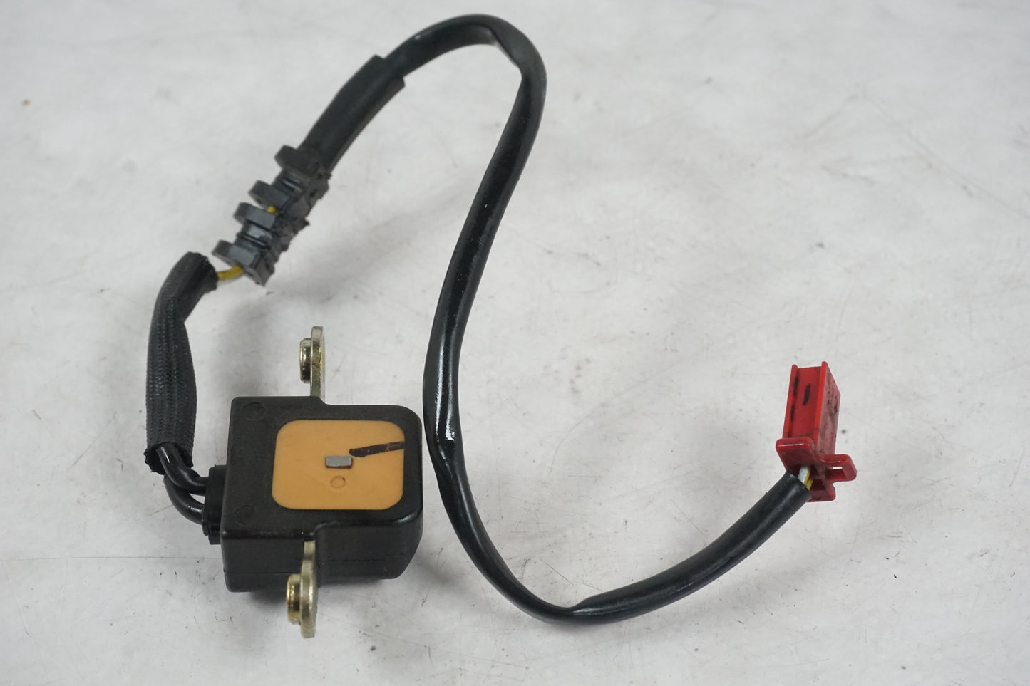 Höger sida på Tändpickup från en Honda CBR 900 RR -2000 motorcykel.