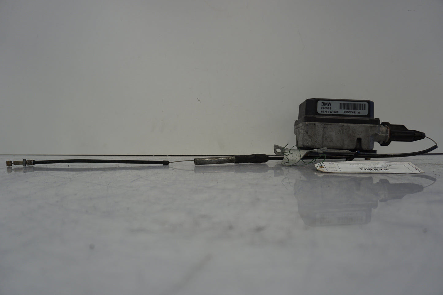 Framsidan på Farthållarservo från en BMW K 1200 LT -2004 motorcykel.