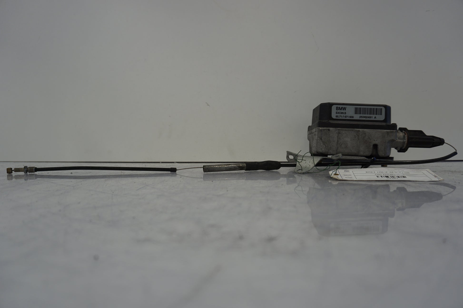 Framsidan på Farthållarservo från en BMW K 1200 LT -2004 motorcykel.