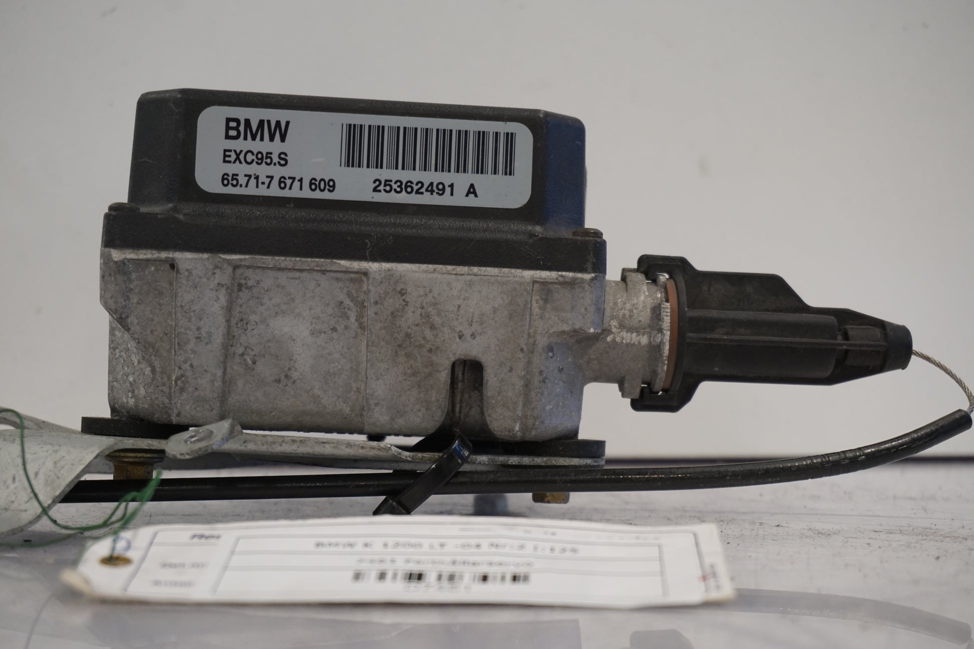 Baksidan på Farthållarservo från en BMW K 1200 LT -2004 motorcykel.