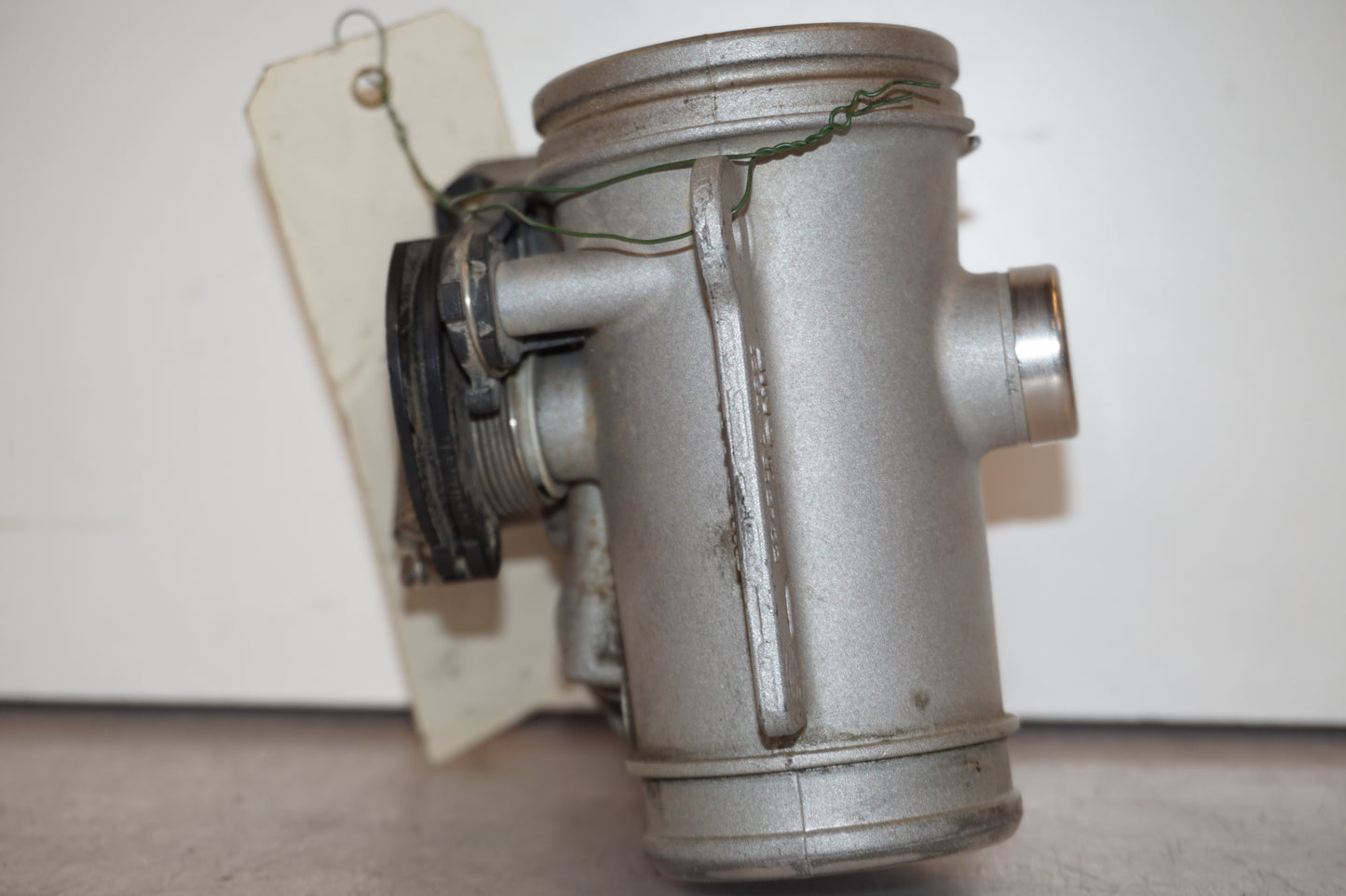 Höger sida på Spjällhus från en BMW R 1200 GSA -2008 motorcykel.