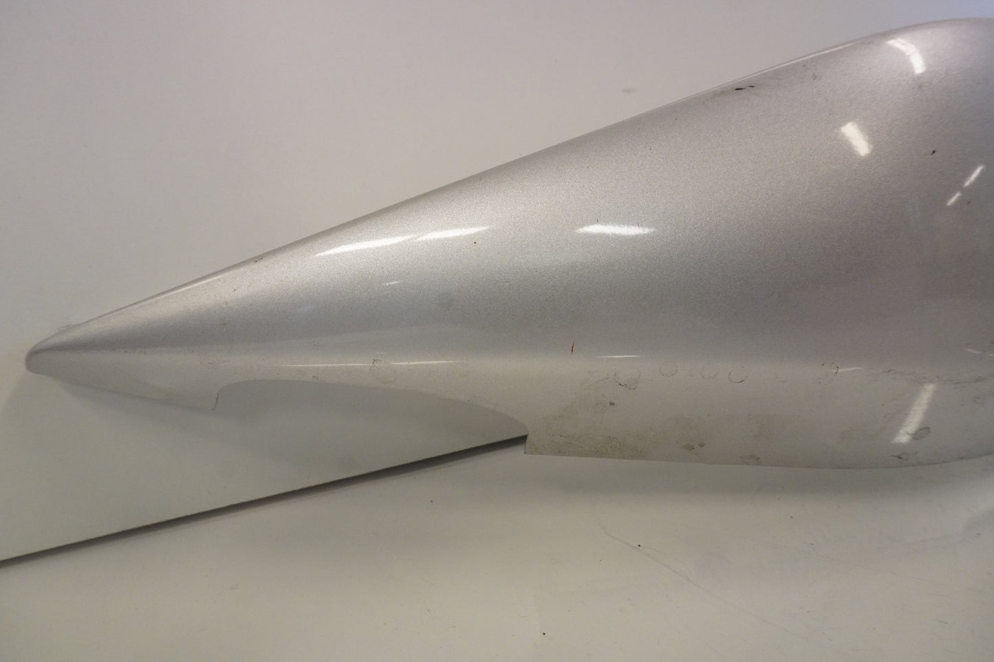 Baksidan på Bakvinge från en Kawasaki ER-6F -2006 motorcykel.