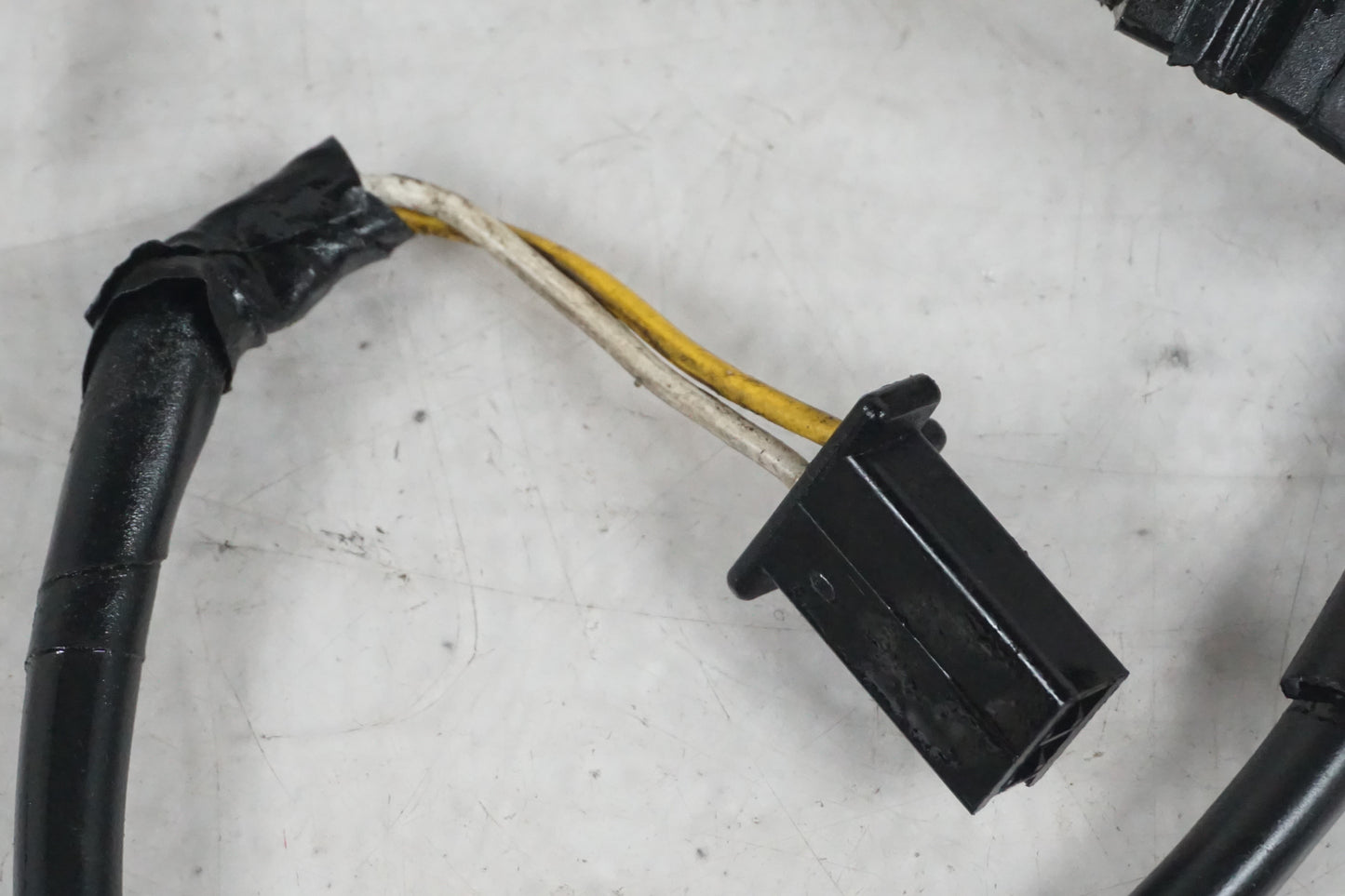 Baksidan på Tändpickup från en Honda CBR 900 RR -1993 motorcykel.