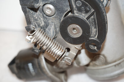 Snett uppifrån på Spjällhus från en BMW R 1200 GSA -2008 motorcykel.