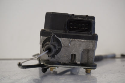 Snett nerifrån på Farthållarservo från en BMW K 1200 LT -2004 motorcykel.