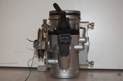 Framsidan på Spjällhus från en BMW R 1100 S -2003 motorcykel.