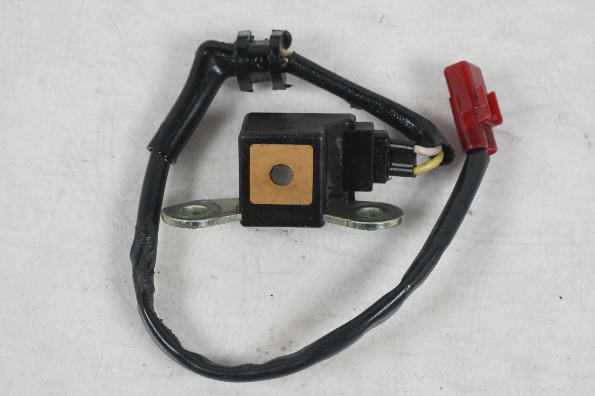 Framsidan på Tändpickup från en Honda CBR 1000 RR -2004 motorcykel.