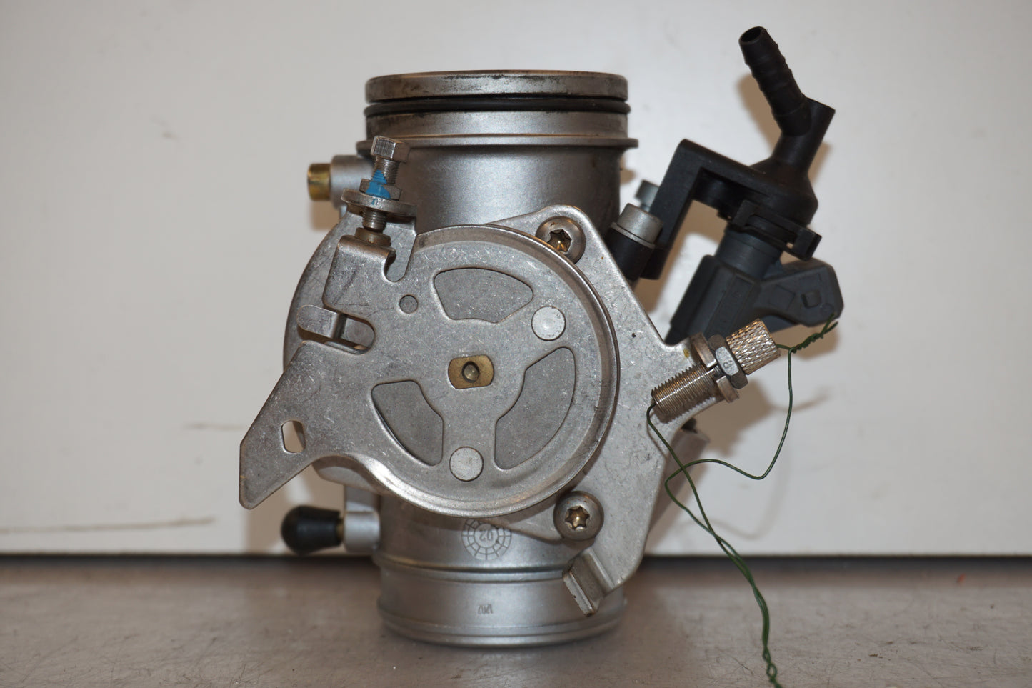 Baksidan på Spjällhus från en BMW R 1100 S -2003 motorcykel.