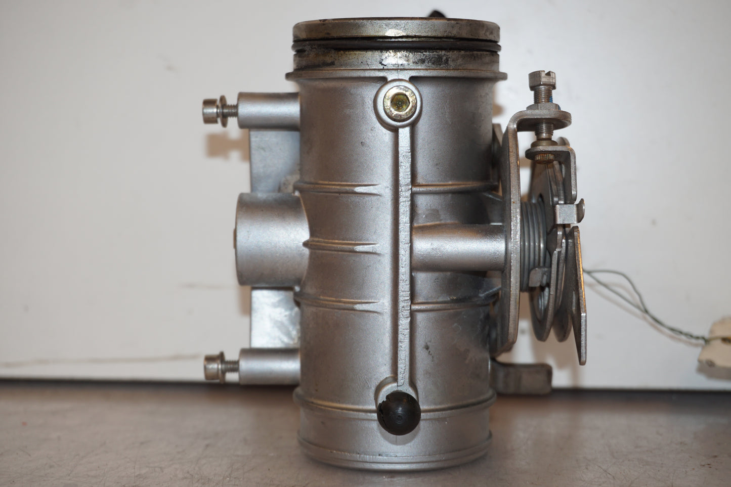 Höger sida på Spjällhus från en BMW R 1100 S -2003 motorcykel.