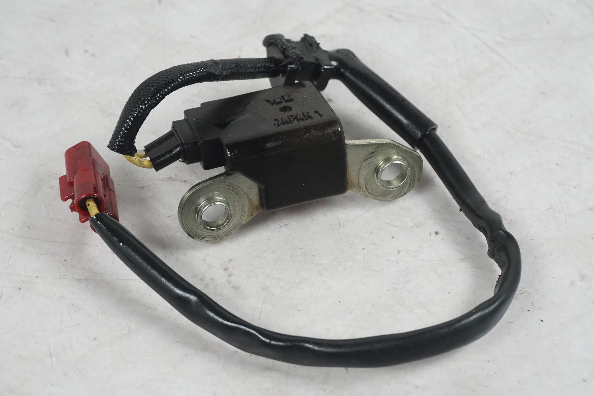 Höger sida på Tändpickup från en Honda CBR 1000 RR -2004 motorcykel.