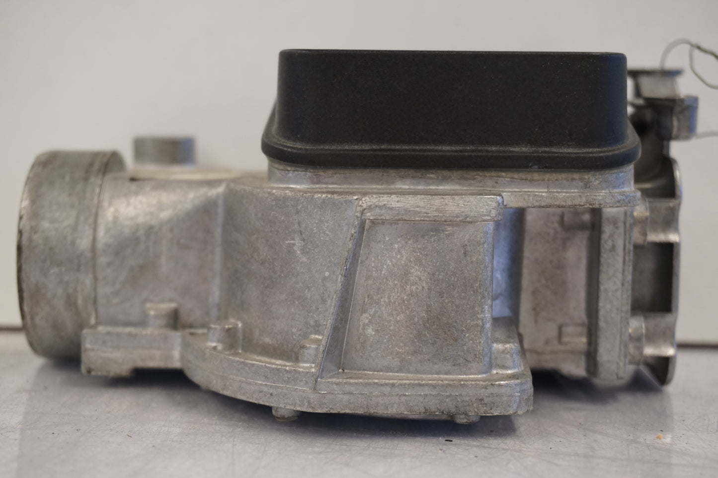 Baksidan på Luftmassemätare från en BMW K 75 -1986 motorcykel.