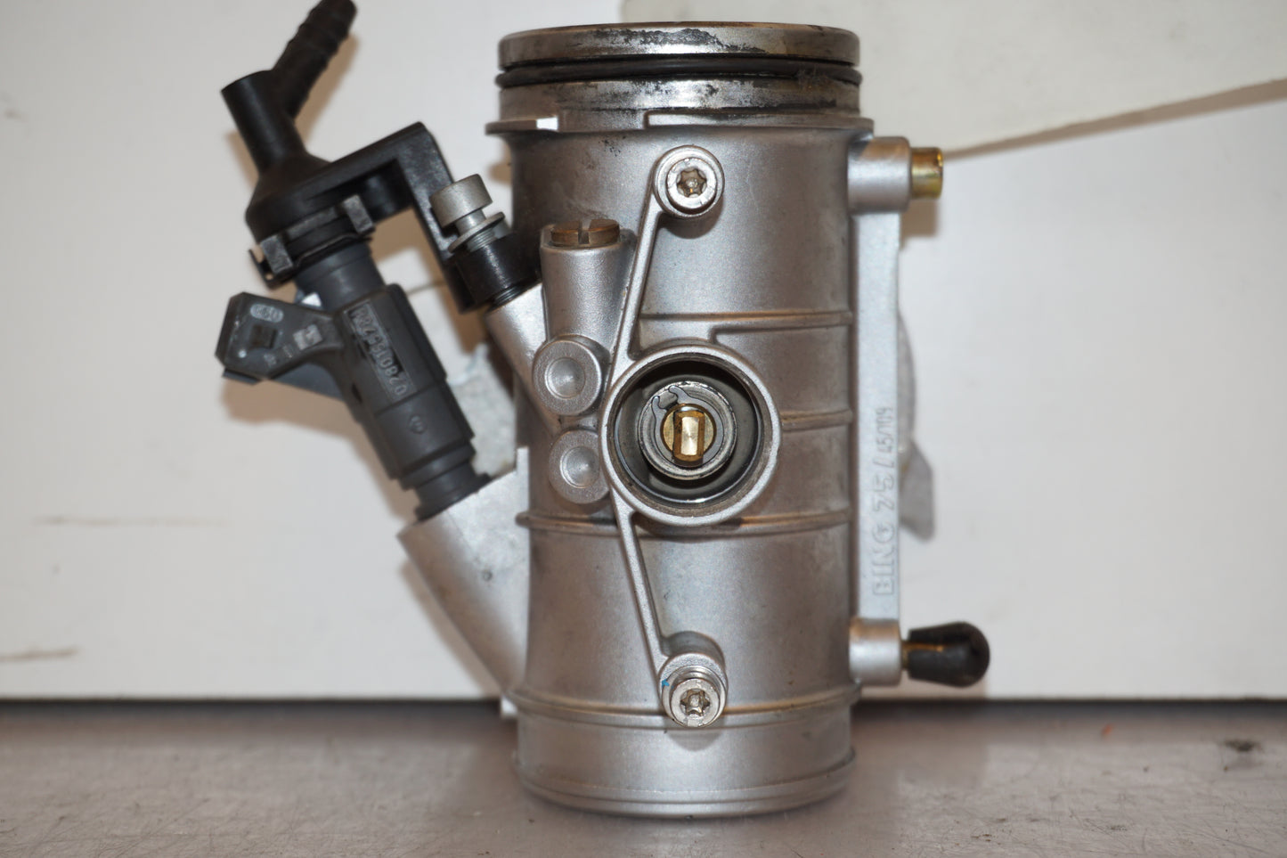 Vänster sida på Spjällhus från en BMW R 1100 S -2003 motorcykel.