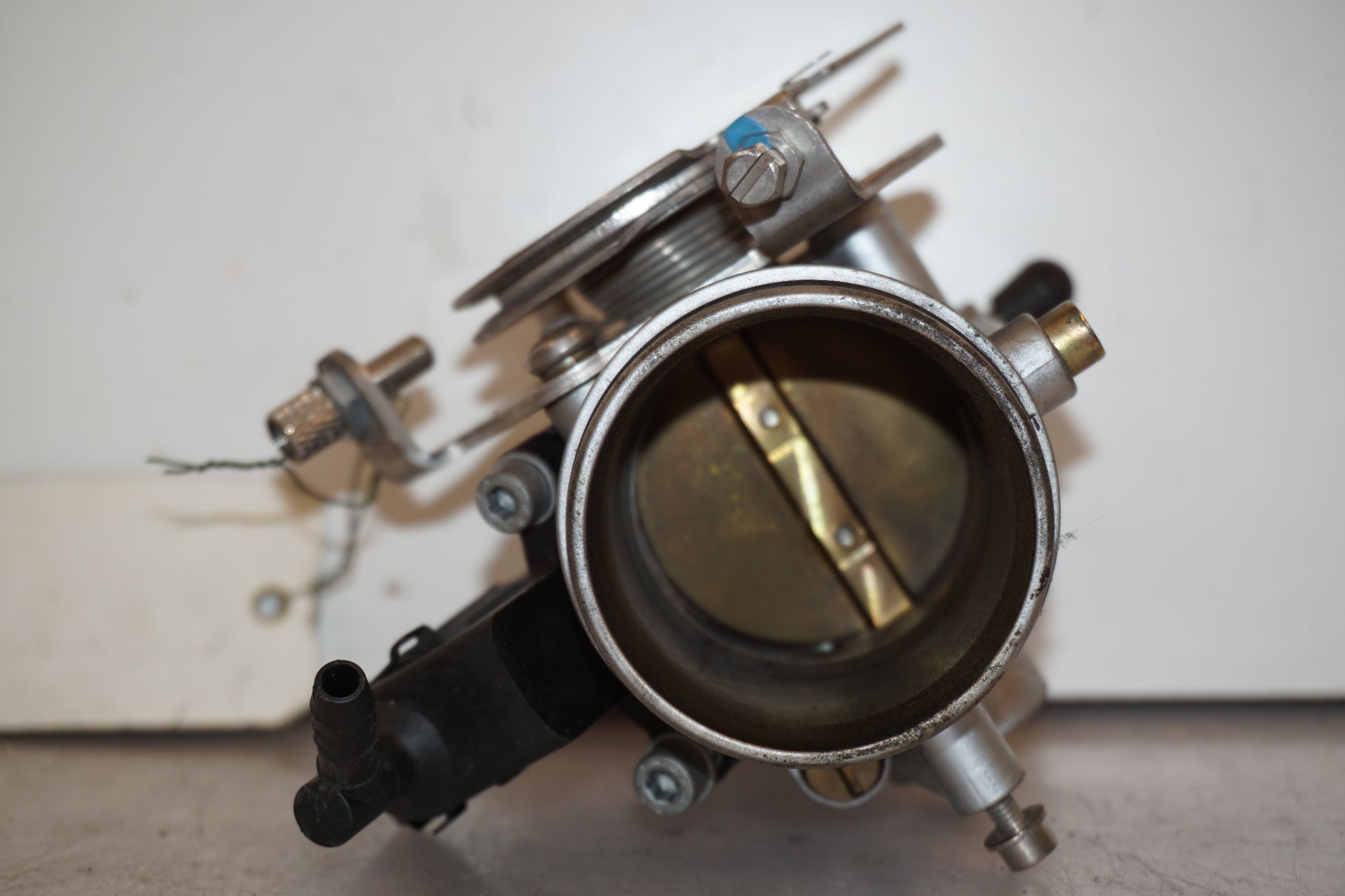 Snett nerifrån på Spjällhus från en BMW R 1100 S -2003 motorcykel.