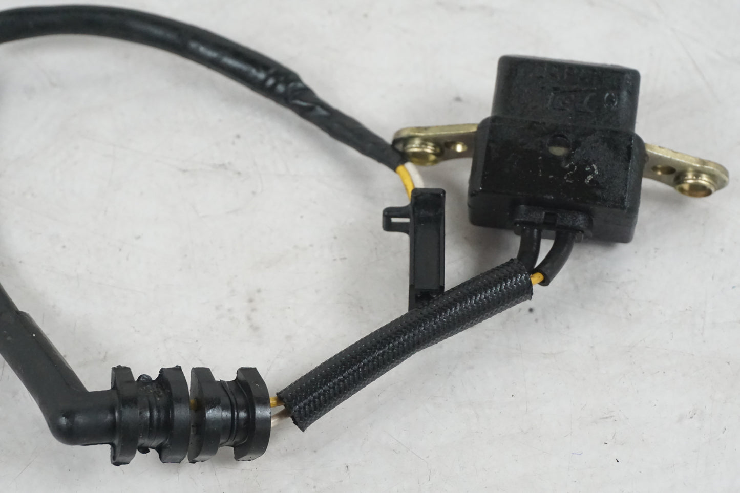 Baksidan på Tändpickup från en Honda CBR 900 RR -1997 motorcykel.