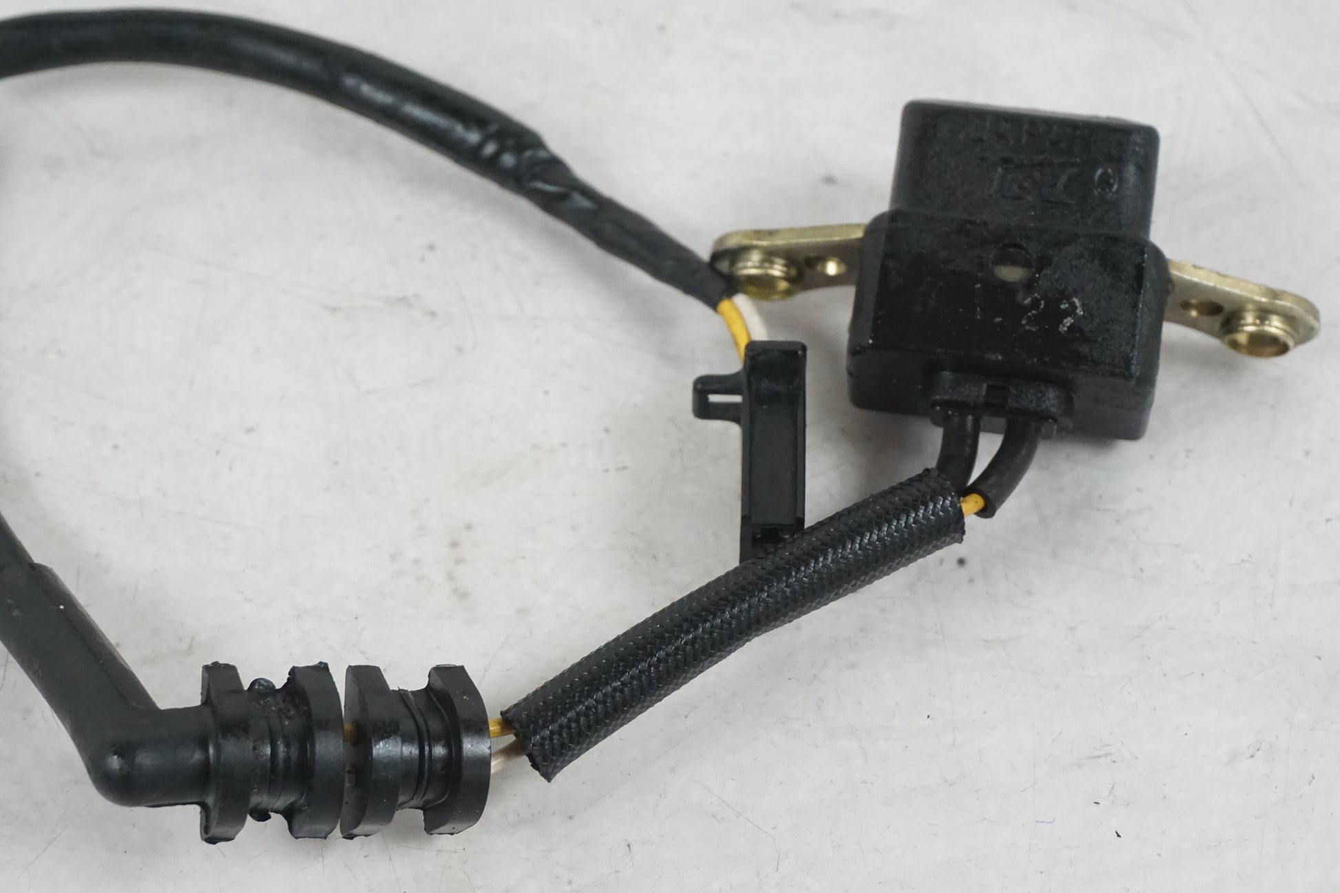 Baksidan på Tändpickup från en Honda CBR 900 RR -1997 motorcykel.