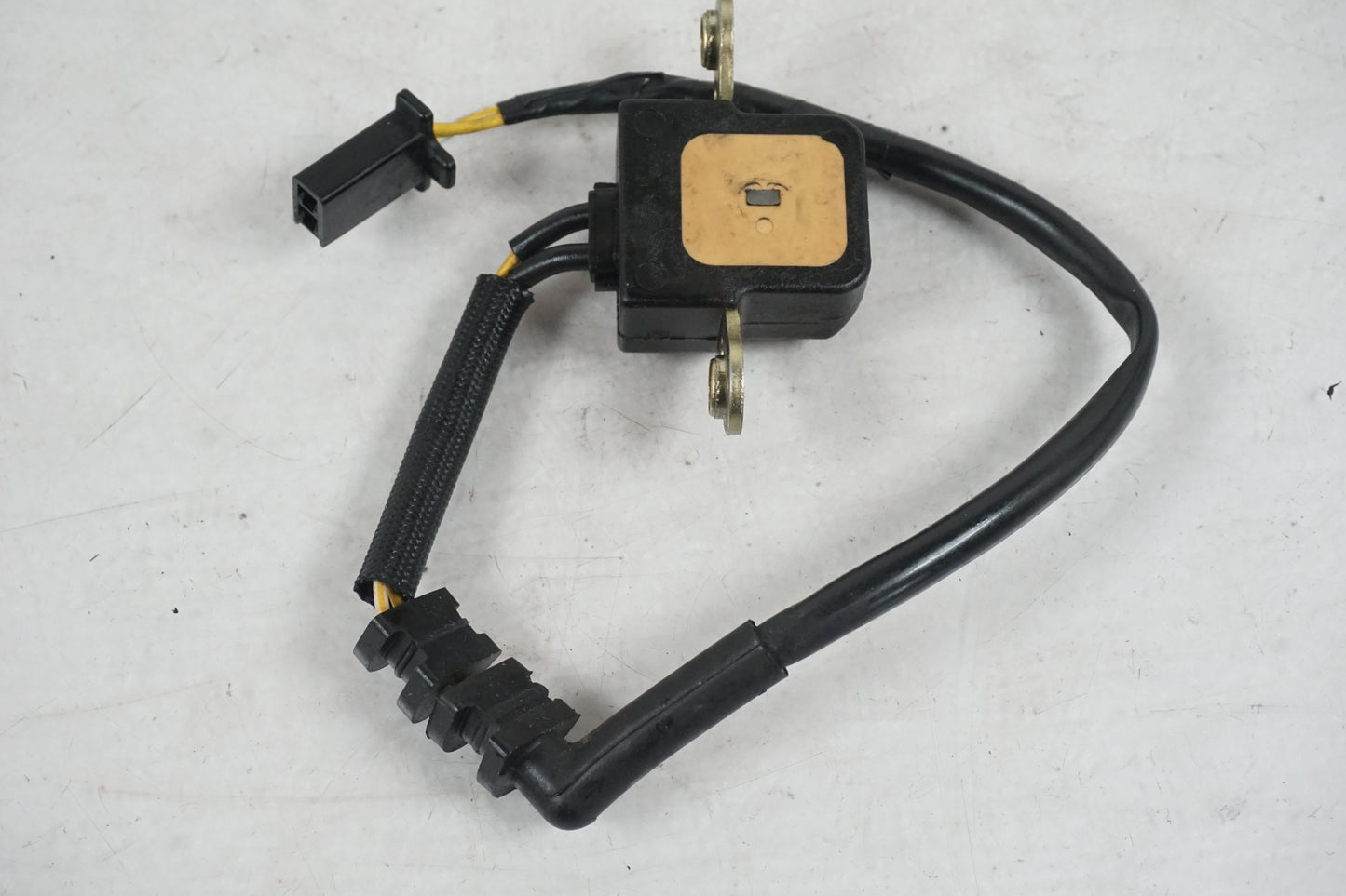 Höger sida på Tändpickup från en Honda CBR 900 RR -1997 motorcykel.