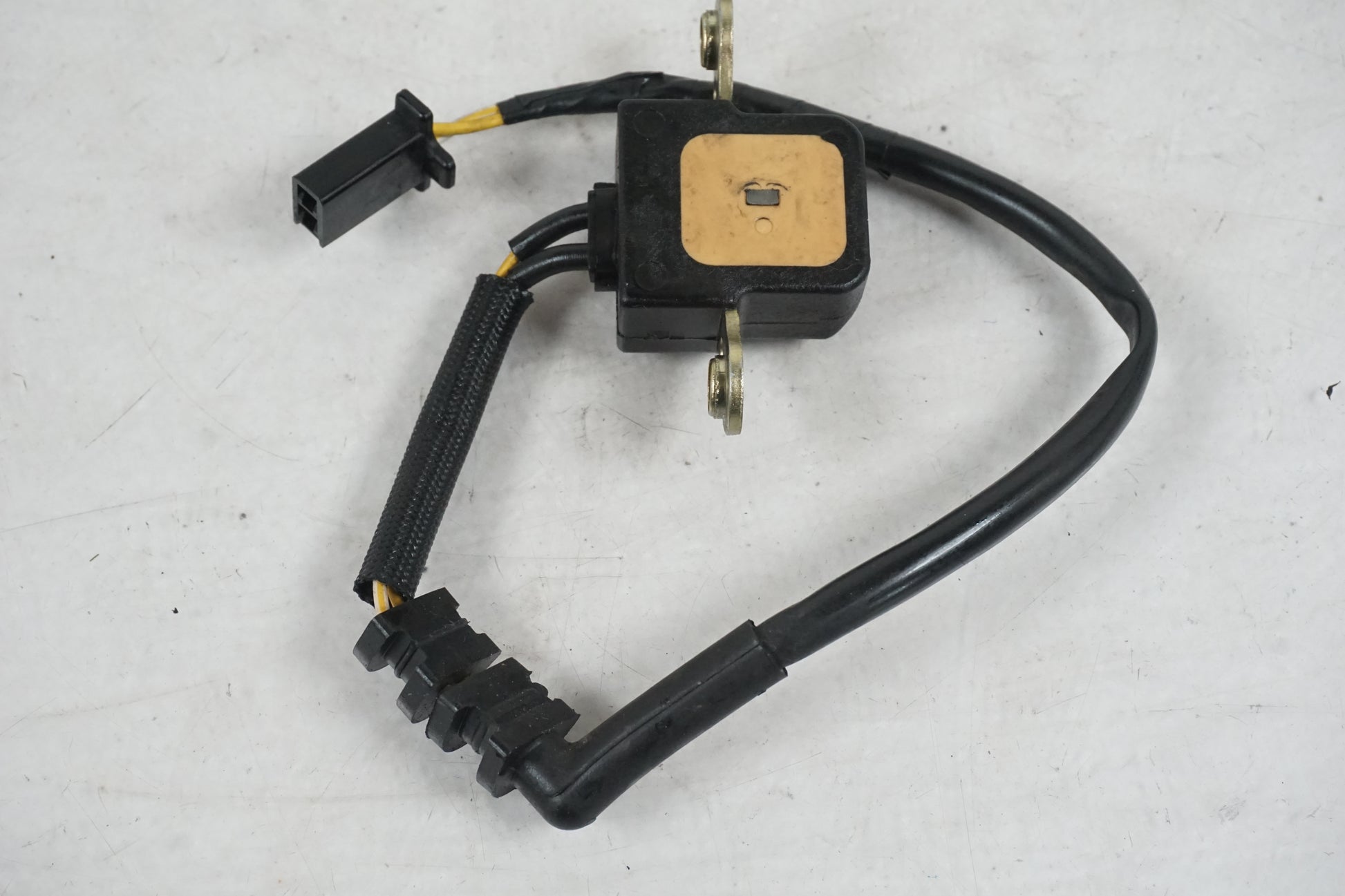 Höger sida på Tändpickup från en Honda CBR 900 RR -1997 motorcykel.