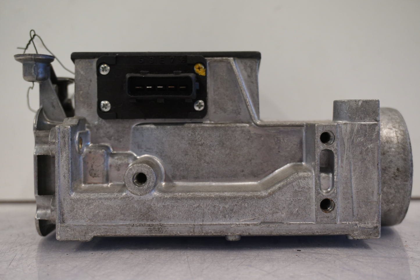 Snett uppifrån på Luftmassemätare från en BMW K 75 -1986 motorcykel.