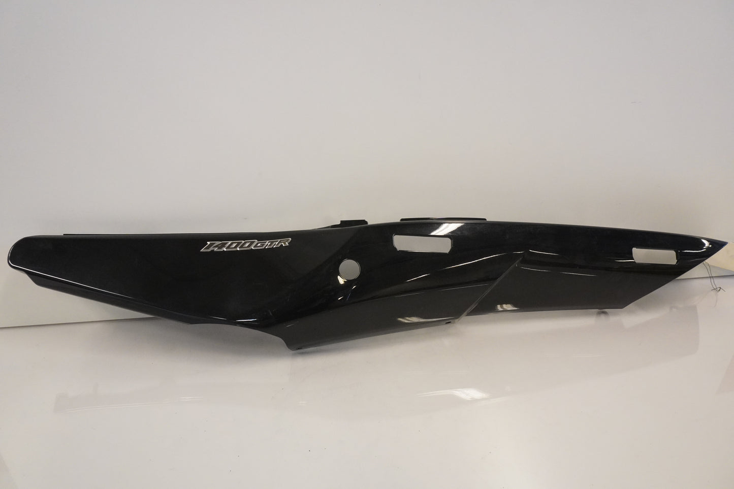 Framsidan på Bakvinge från en Kawasaki GTR 1400 -2008 motorcykel.