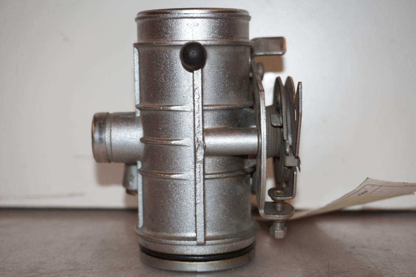 Höger sida på Spjällhus från en BMW R 1100 S -1999 motorcykel.