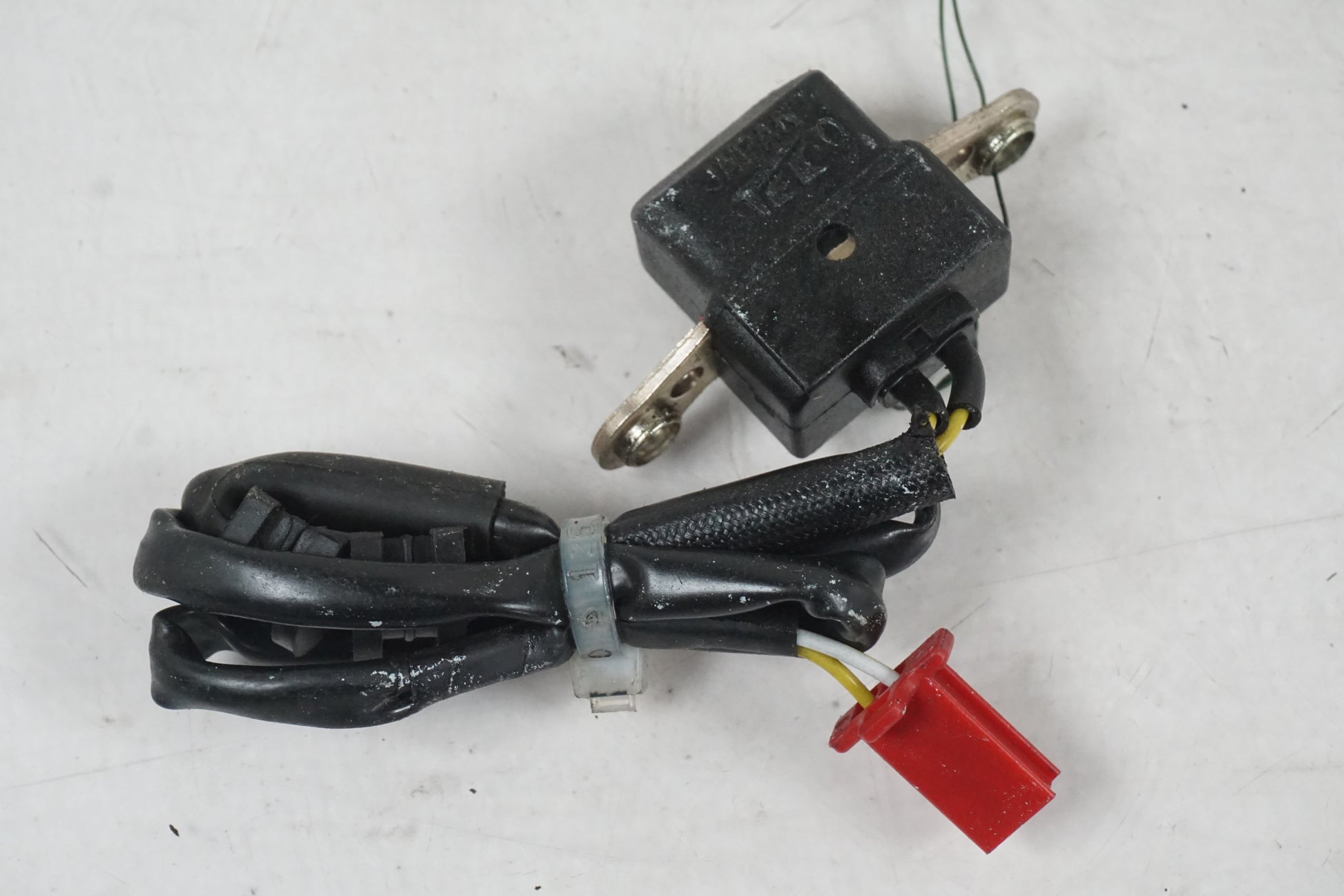 Baksidan på Tändpickup från en Honda CBR 1100 XX -1997 motorcykel.