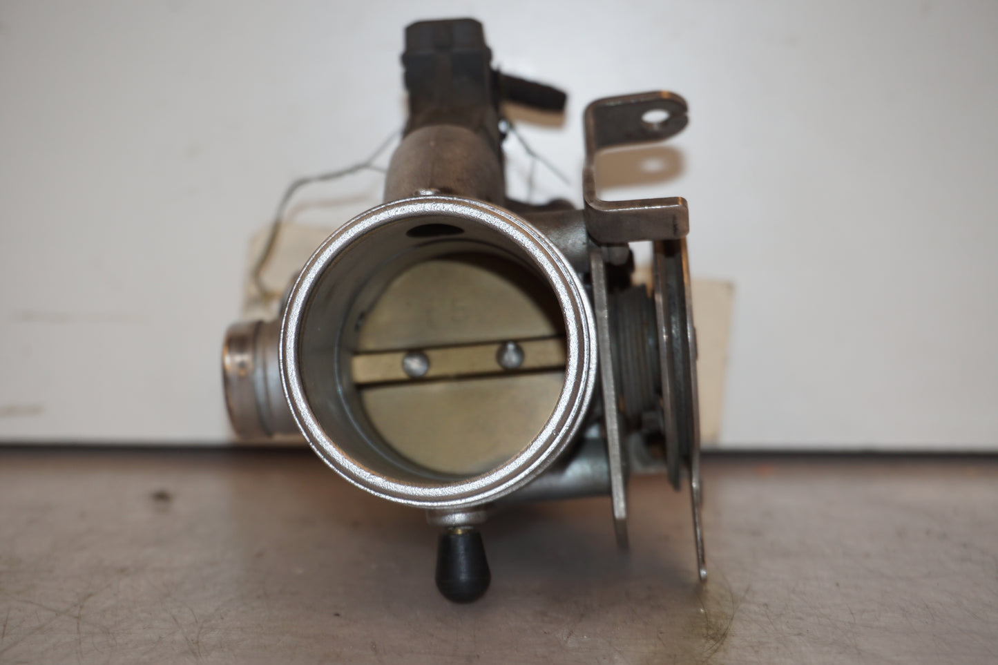 Snett uppifrån på Spjällhus från en BMW R 1100 S -1999 motorcykel.