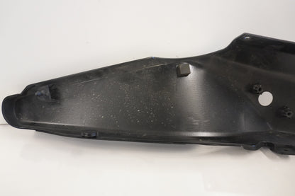 Snett nerifrån på Bakvinge från en Kawasaki GTR 1400 -2008 motorcykel.