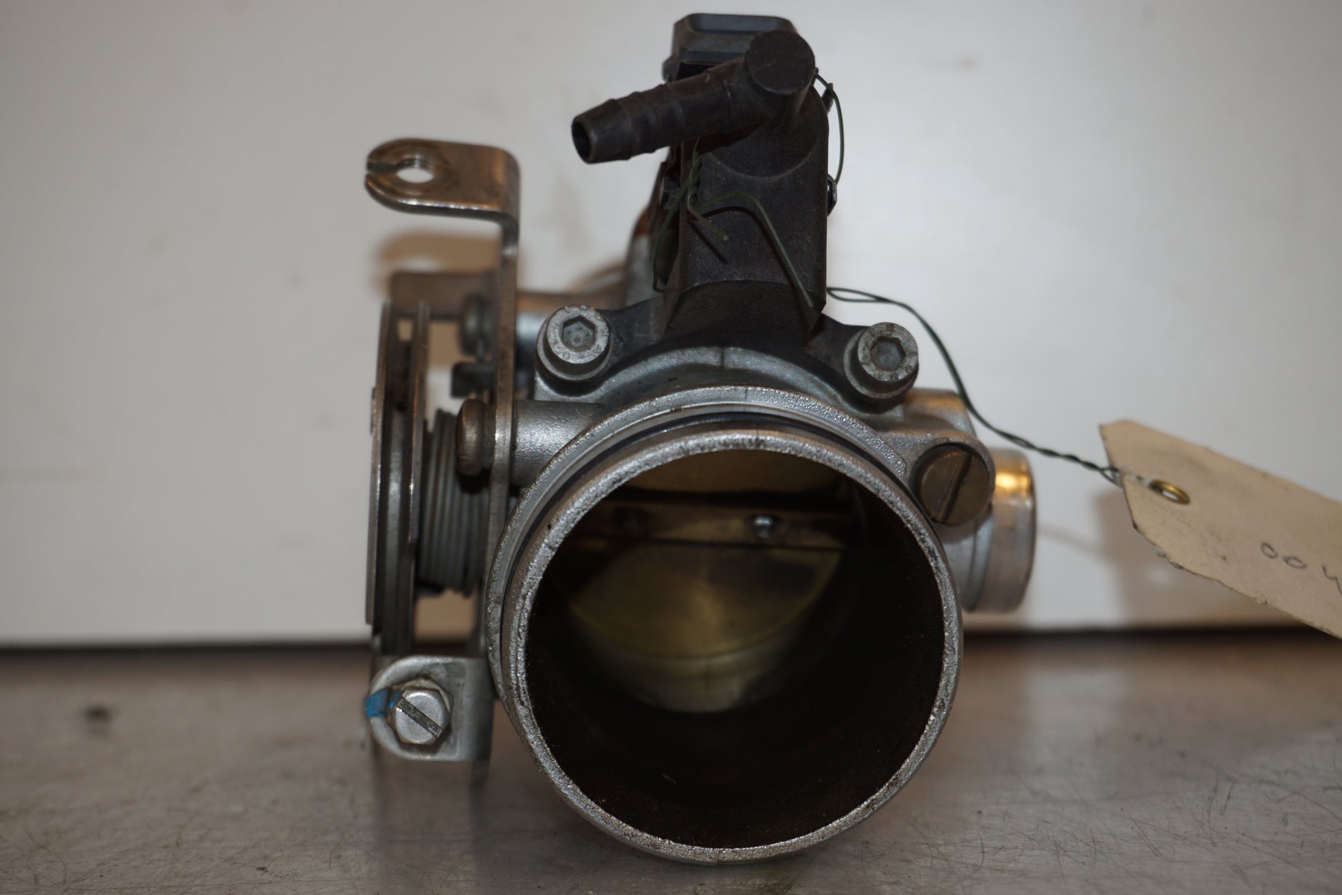 Snett nerifrån på Spjällhus från en BMW R 1100 S -1999 motorcykel.