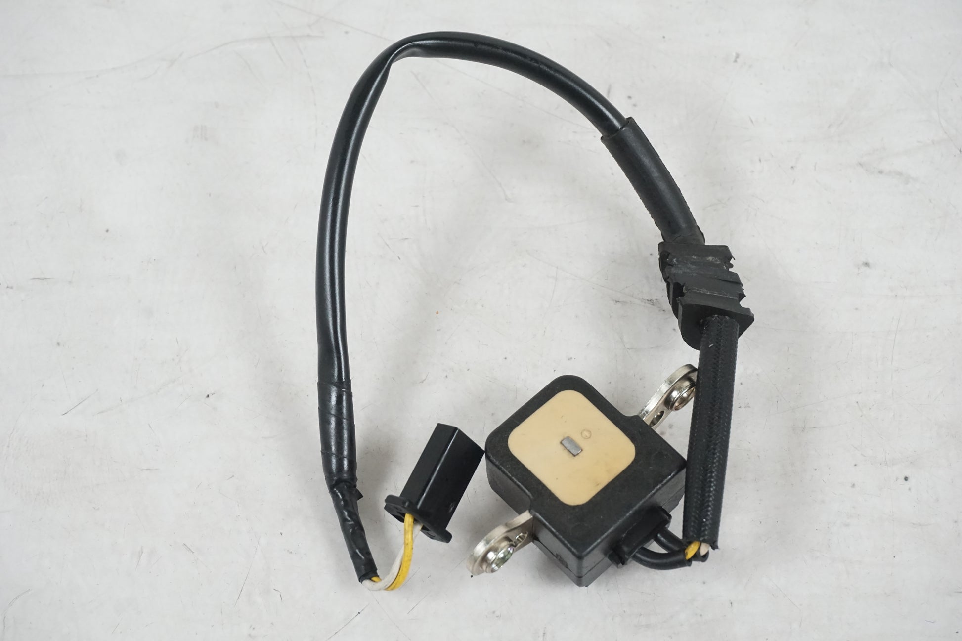 Baksidan på Tändpickup från en Honda CBR 900 RR -1995 motorcykel.