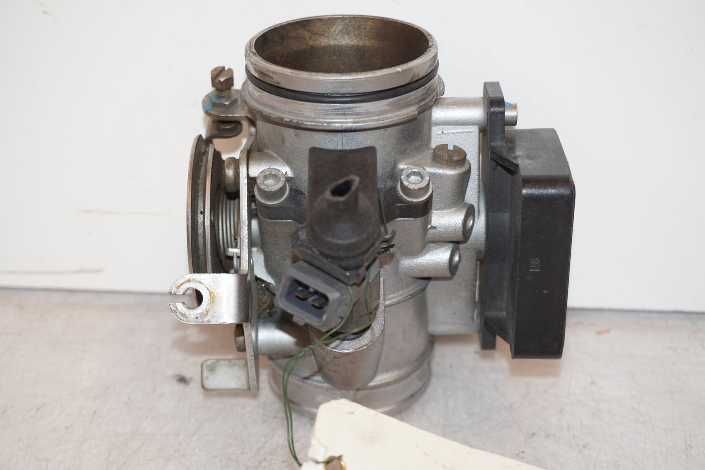 Framsidan på Spjällhus från en BMW R 1100 S -1999 motorcykel.