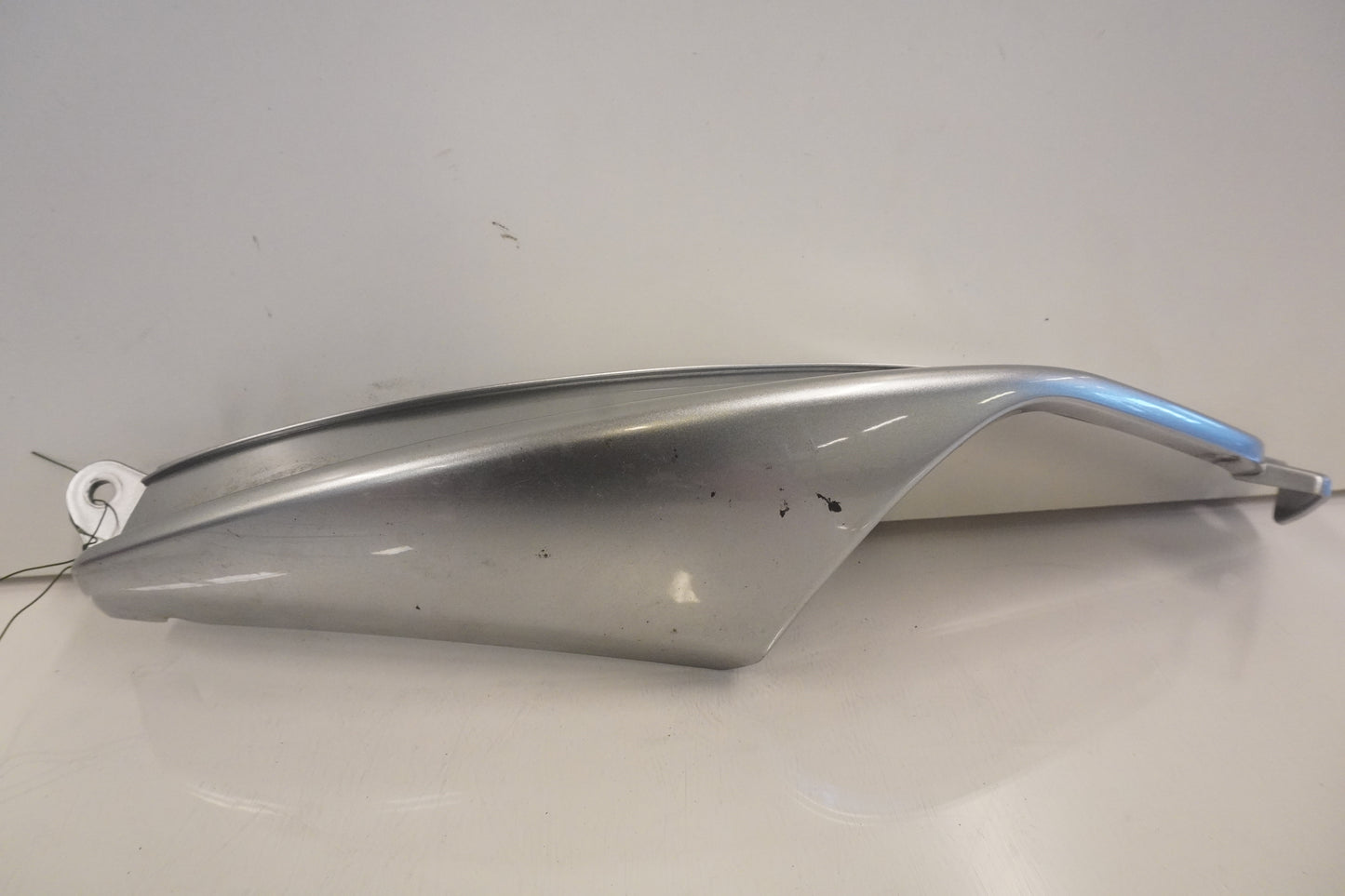 Framsidan på Bakvinge från en Kawasaki Versys 650 -2007 motorcykel.