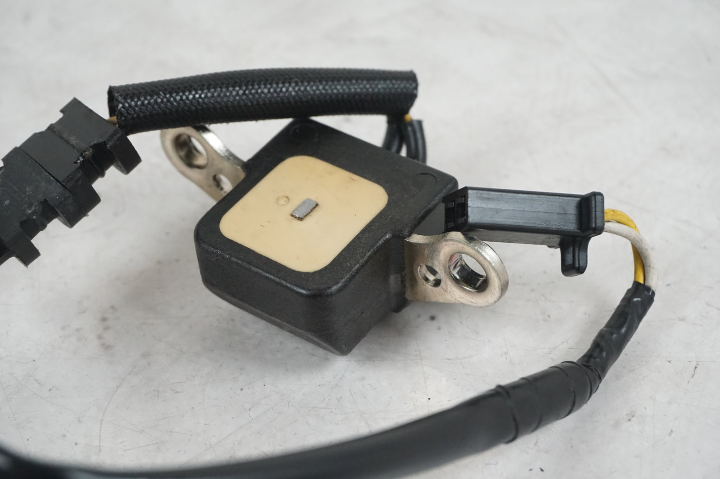 Höger sida på Tändpickup från en Honda CBR 900 RR -1995 motorcykel.