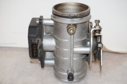 Baksidan på Spjällhus från en BMW R 1100 S -1999 motorcykel.