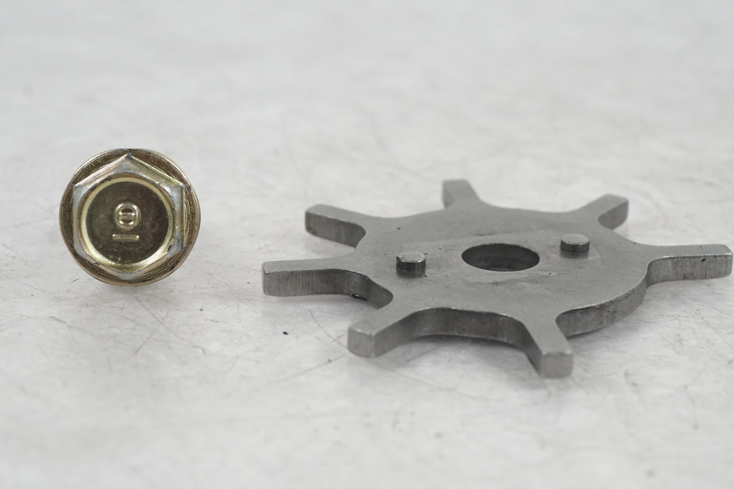 Baksidan på Tändpickup från en Honda CBR 1000 F -1987 motorcykel.