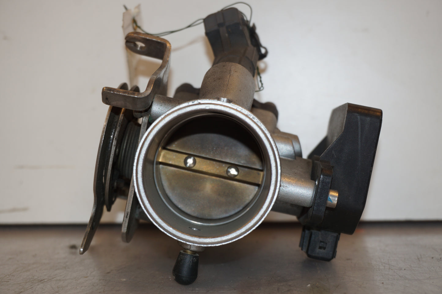 Vänster sida på Spjällhus från en BMW R 1100 S -1999 motorcykel.