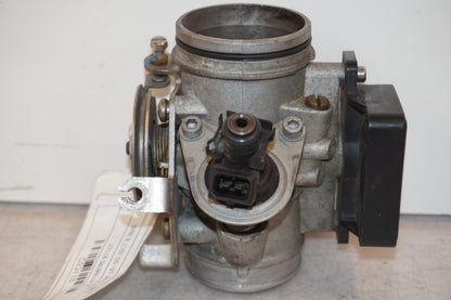 Framsidan på Spjällhus från en BMW R 1100 GS -1997 motorcykel.