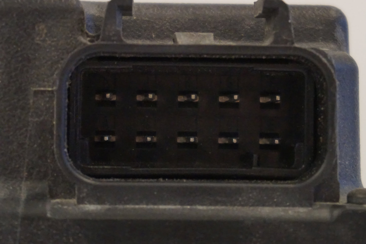 Vänster sida på Farthållarservo från en BMW R 1200 RT -2011 motorcykel.