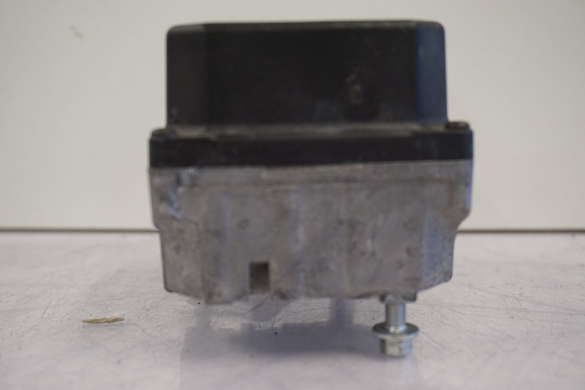 Snett nerifrån på Farthållarservo från en BMW R 1200 RT -2011 motorcykel.