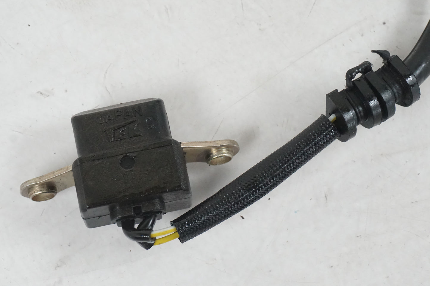 Baksidan på Tändpickup från en Honda CBR 900 RR -2000 motorcykel.