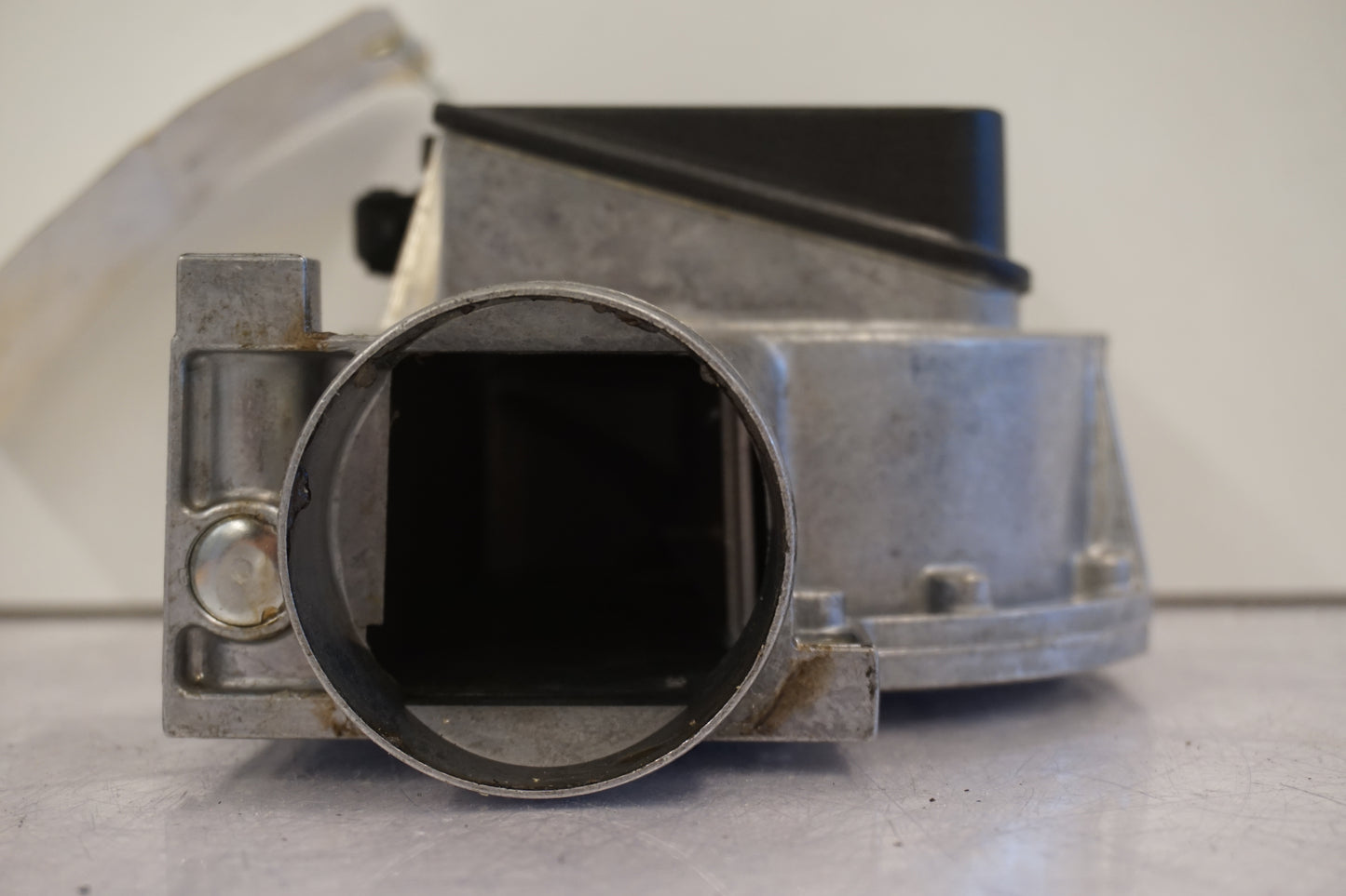 Baksidan på Luftmassemätare från en BMW K 75 -1991 motorcykel.