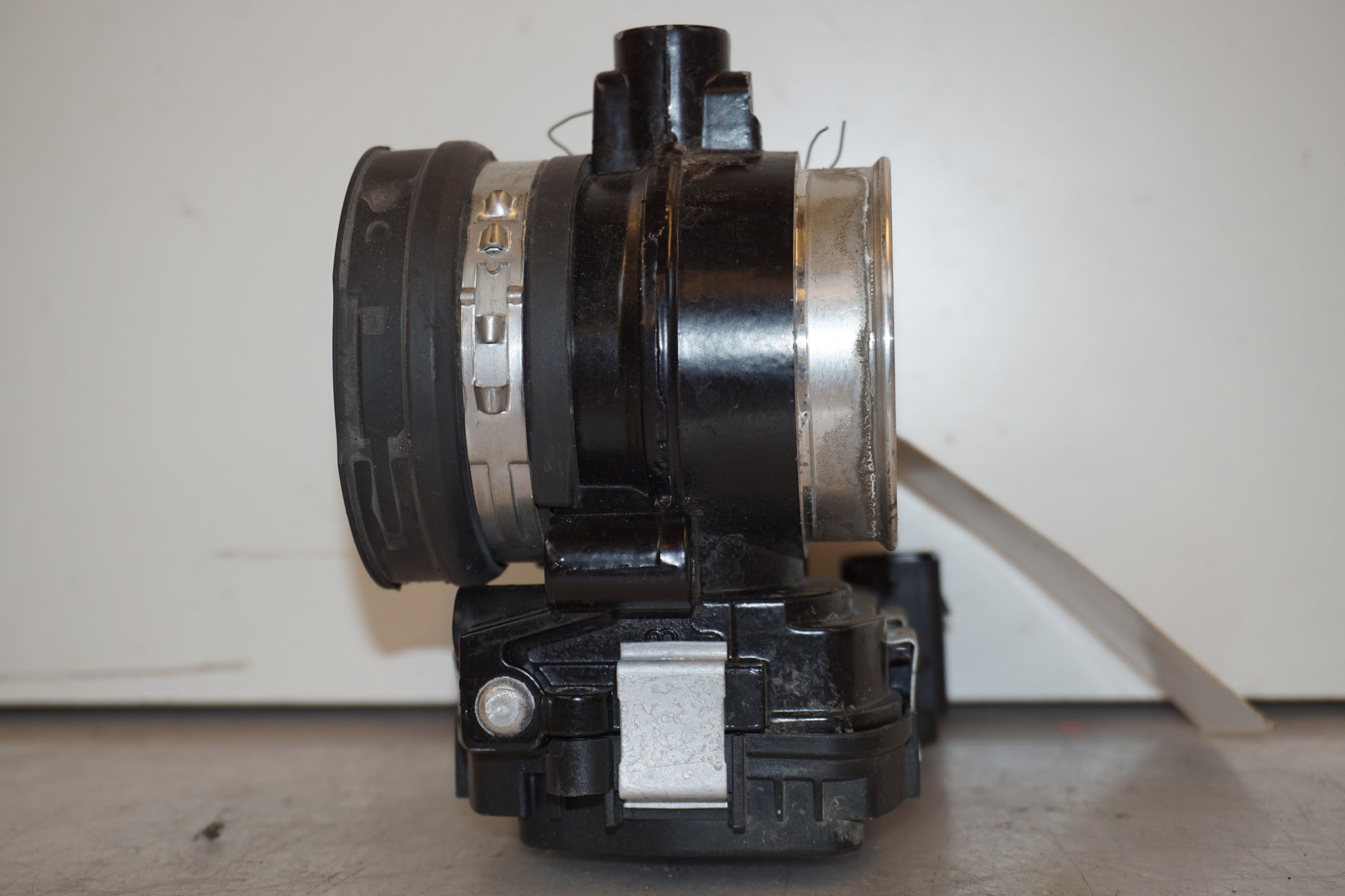 Vänster sida på Spjällhus från en BMW R 1200 RS -2015 motorcykel.